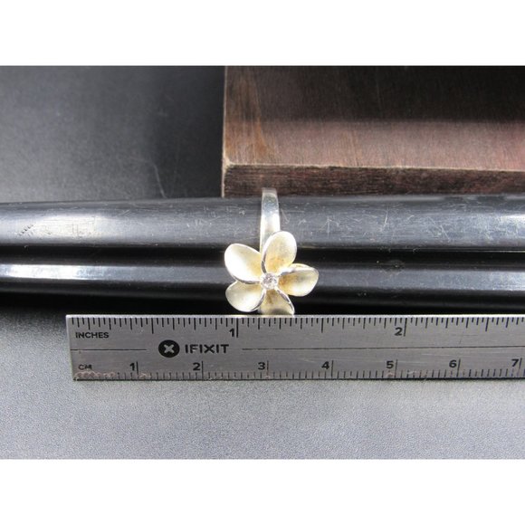 Size 6.75 Sterling Silver Single Cubic Zirconia Flower Band Ring - Picture 5 of 6